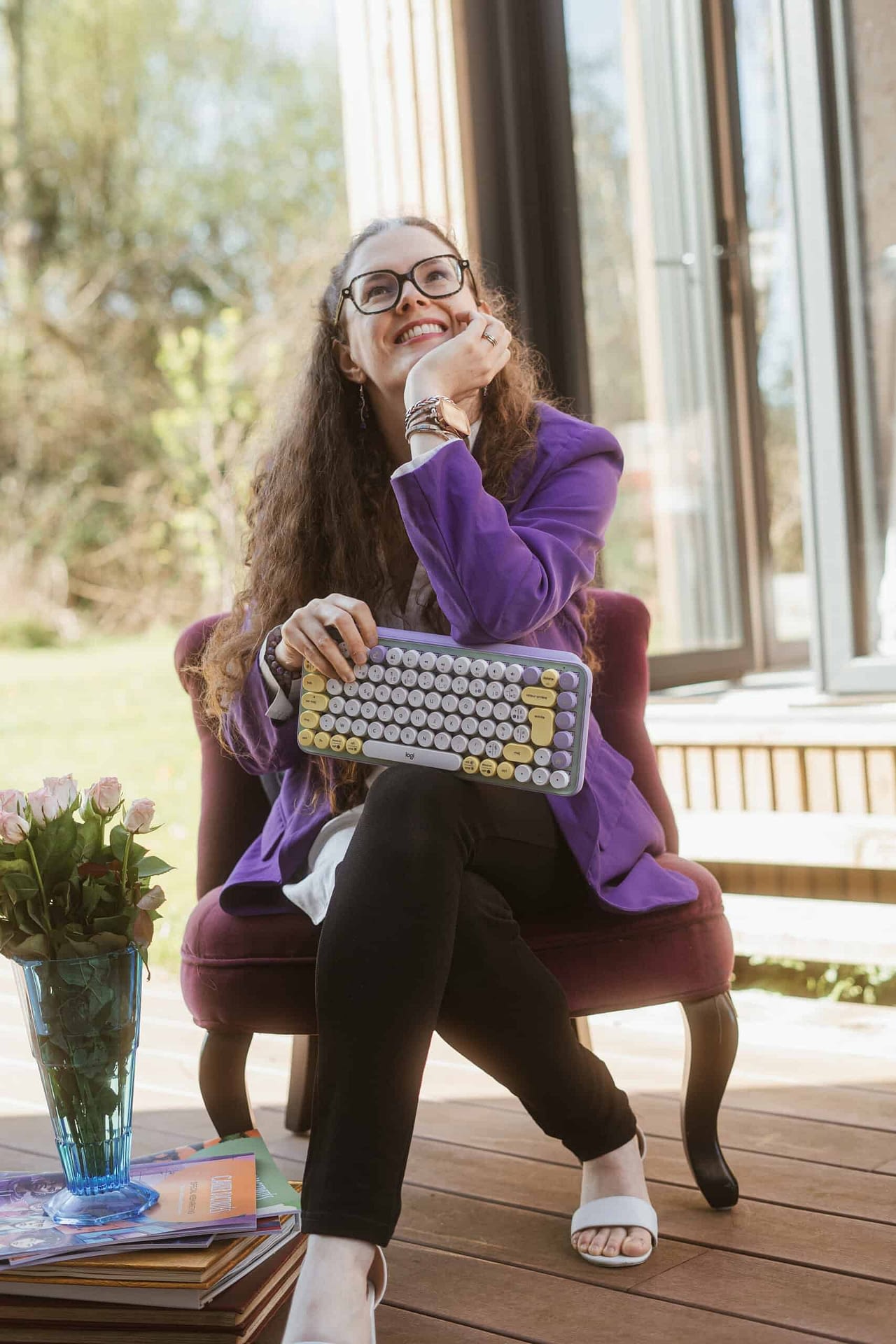 isabelle schmitt avec son clavier mauve et rétro isabelle schmitt avec son clavier mauve et rétro